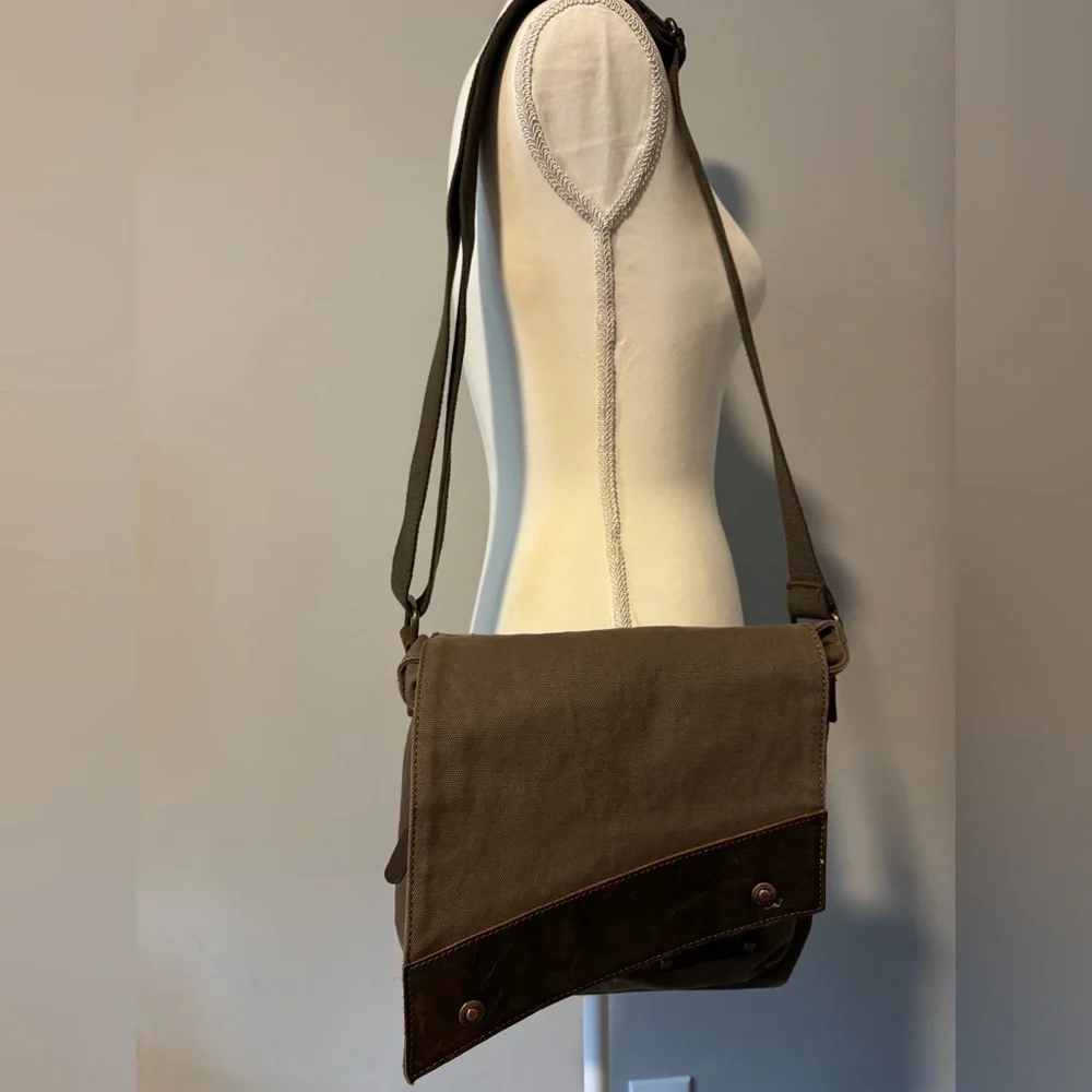 Augur Canvas Shoulder Bag | Very Good Condition